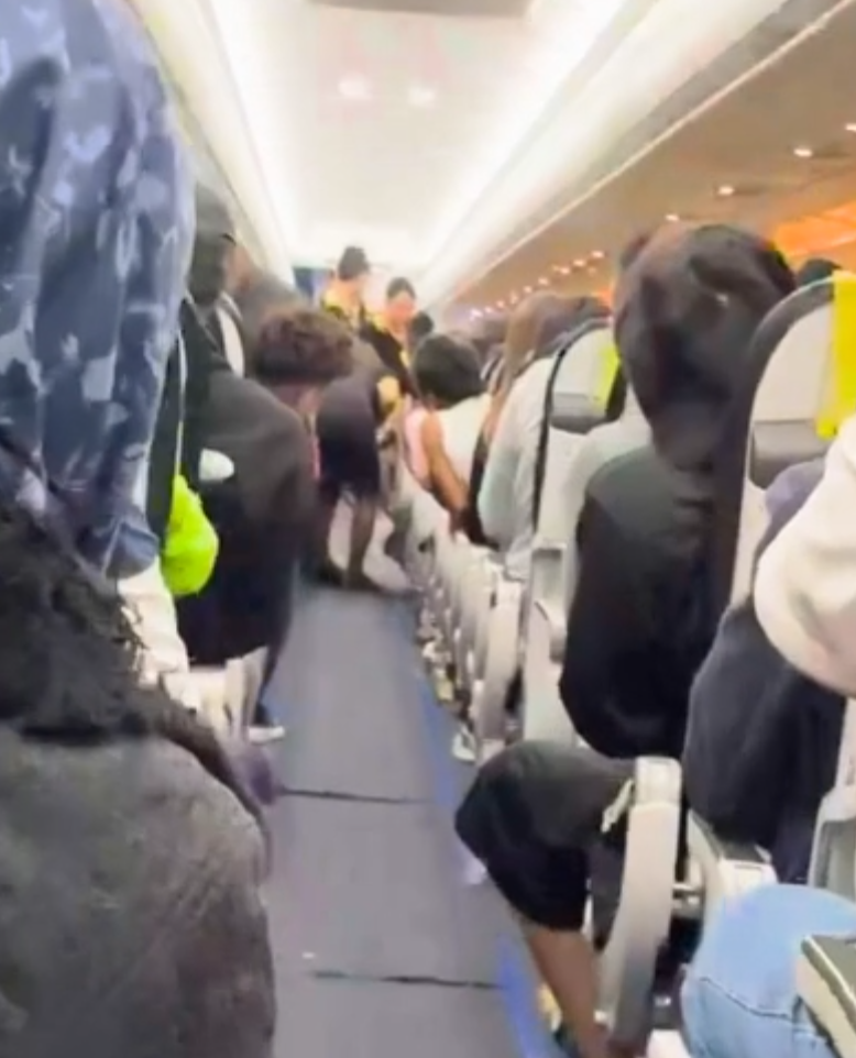 涉事航班TR939周六下午5時許起飛,由香港前往新加坡。有肇事航班乘客在社交平台小紅書發文,指飛機快降落時,疑有乘客的電子產品自燃,機艙傳出燒焦味,數名空姐用滅火器和水撲滅,並用垃圾袋處理有關殘骸,有圖片可見疑是事發位置的機艙內壁處疑似被燒焦。(小紅書)