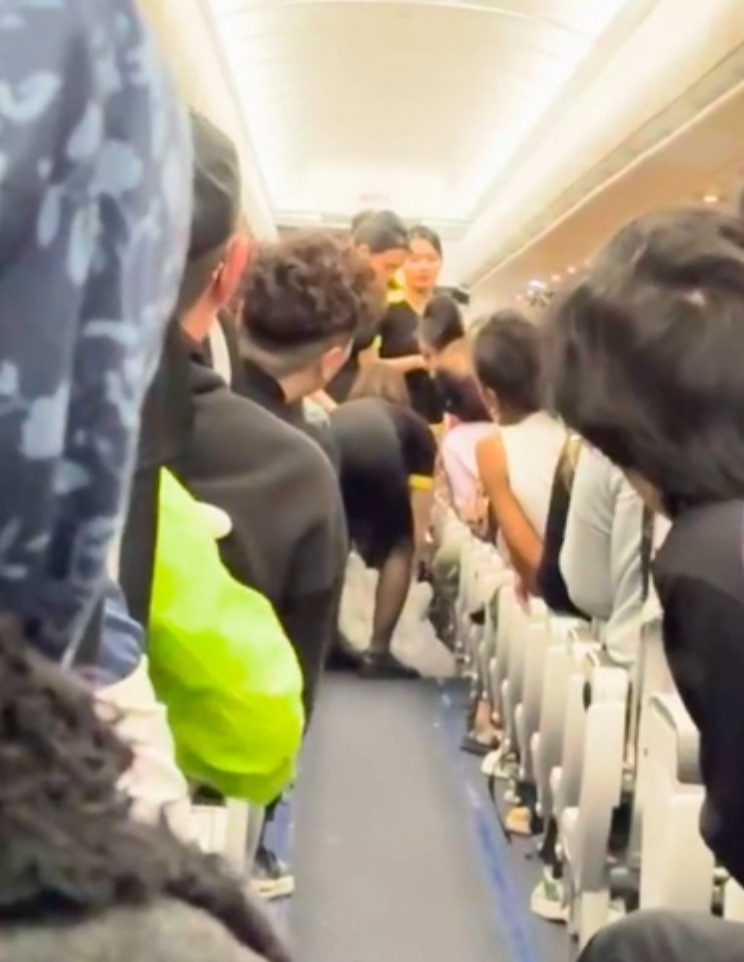 涉事航班TR939周六下午5時許起飛,由香港前往新加坡。有肇事航班乘客在社交平台小紅書發文,指飛機快降落時,疑有乘客的電子產品自燃,機艙傳出燒焦味,數名空姐用滅火器和水撲滅,並用垃圾袋處理有關殘骸,有圖片可見疑是事發位置的機艙內壁處疑似被燒焦。(小紅書)