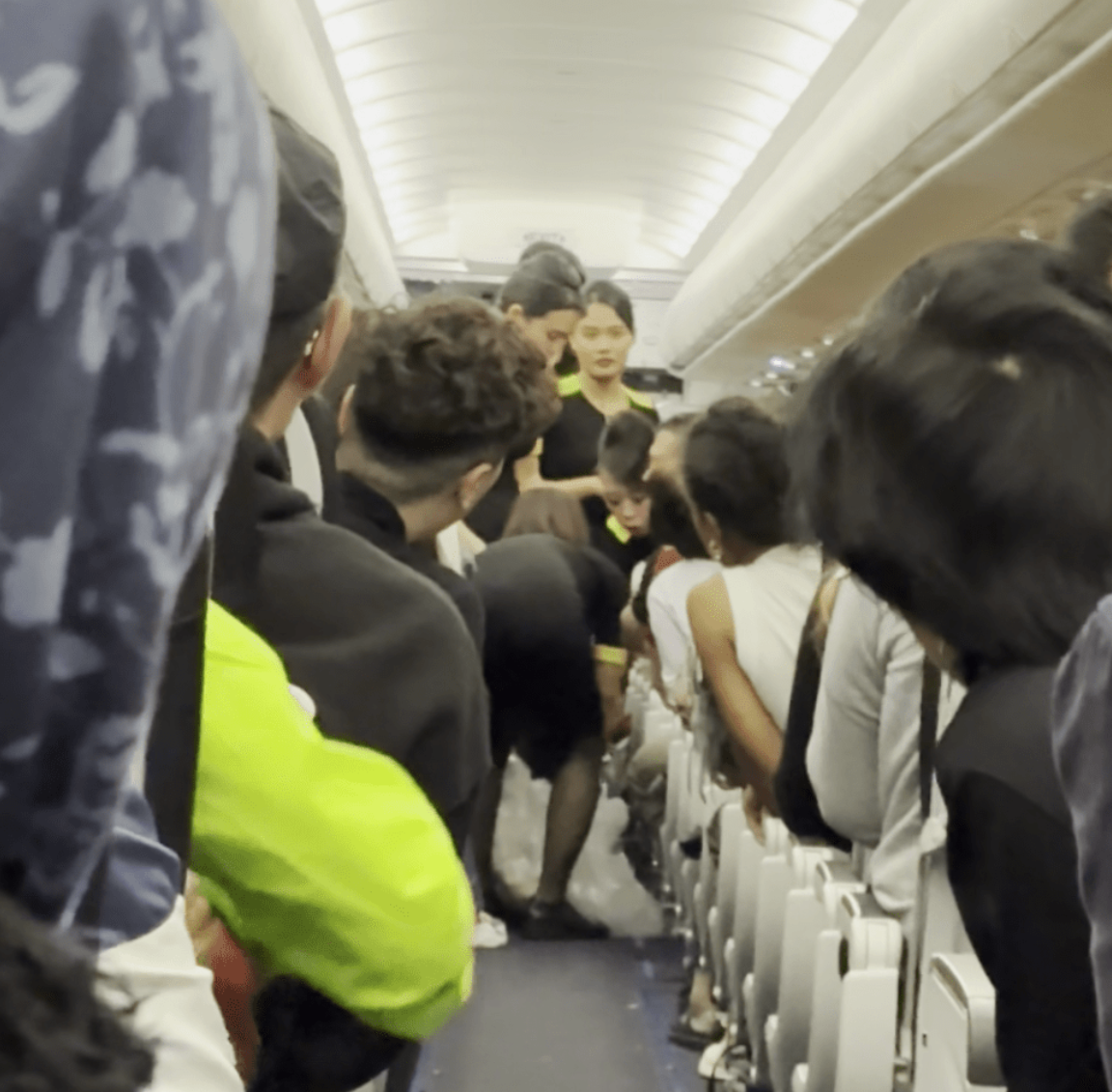 涉事航班TR939周六下午5時許起飛,由香港前往新加坡。有肇事航班乘客在社交平台小紅書發文,指飛機快降落時,疑有乘客的電子產品自燃,機艙傳出燒焦味,數名空姐用滅火器和水撲滅,並用垃圾袋處理有關殘骸,有圖片可見疑是事發位置的機艙內壁處疑似被燒焦。(小紅書)