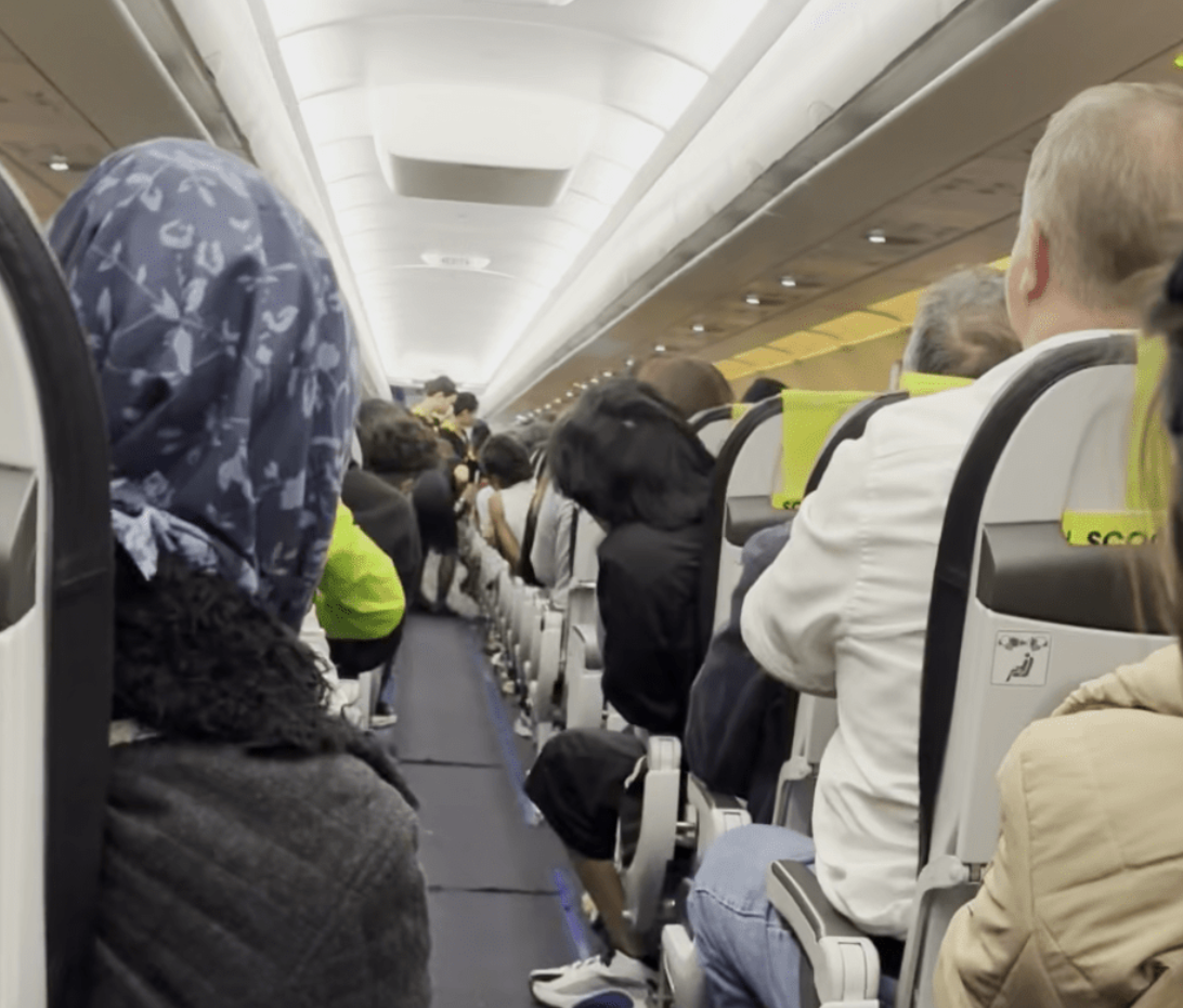 涉事航班TR939周六下午5時許起飛,由香港前往新加坡。有肇事航班乘客在社交平台小紅書發文,指飛機快降落時,疑有乘客的電子產品自燃,機艙傳出燒焦味,數名空姐用滅火器和水撲滅,並用垃圾袋處理有關殘骸,有圖片可見疑是事發位置的機艙內壁處疑似被燒焦。(小紅書)