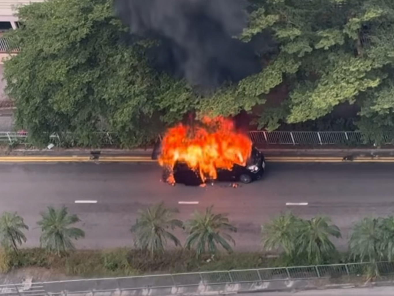 現場濃煙席捲半空。( 車cam L(香港群組)截圖)