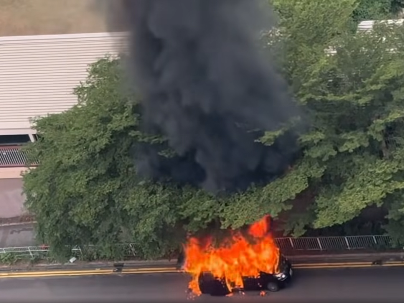 濃煙席捲半空。( 車cam L(香港群組)截圖)