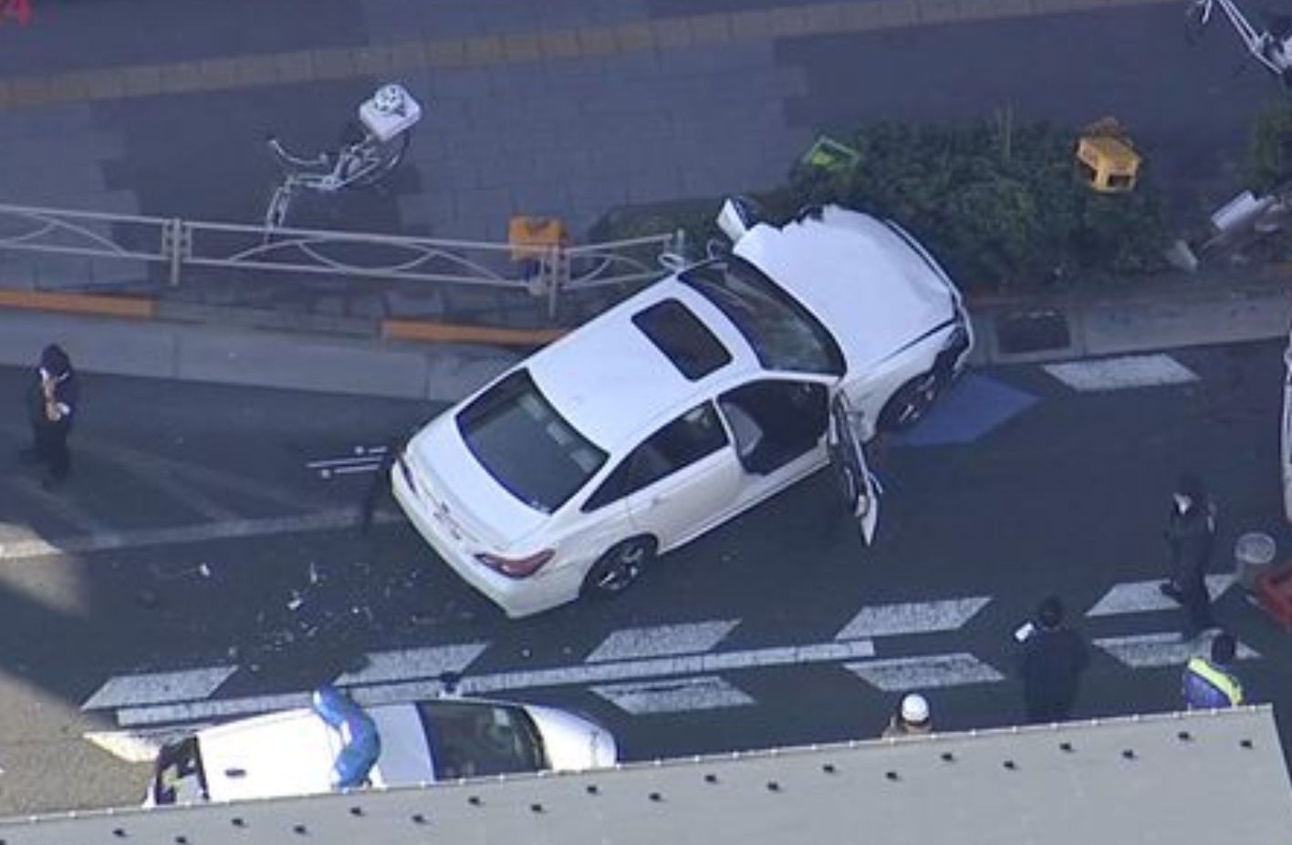日本東京發生汽車撞向行人路事故,導致至少11人受傷(影片截圖)