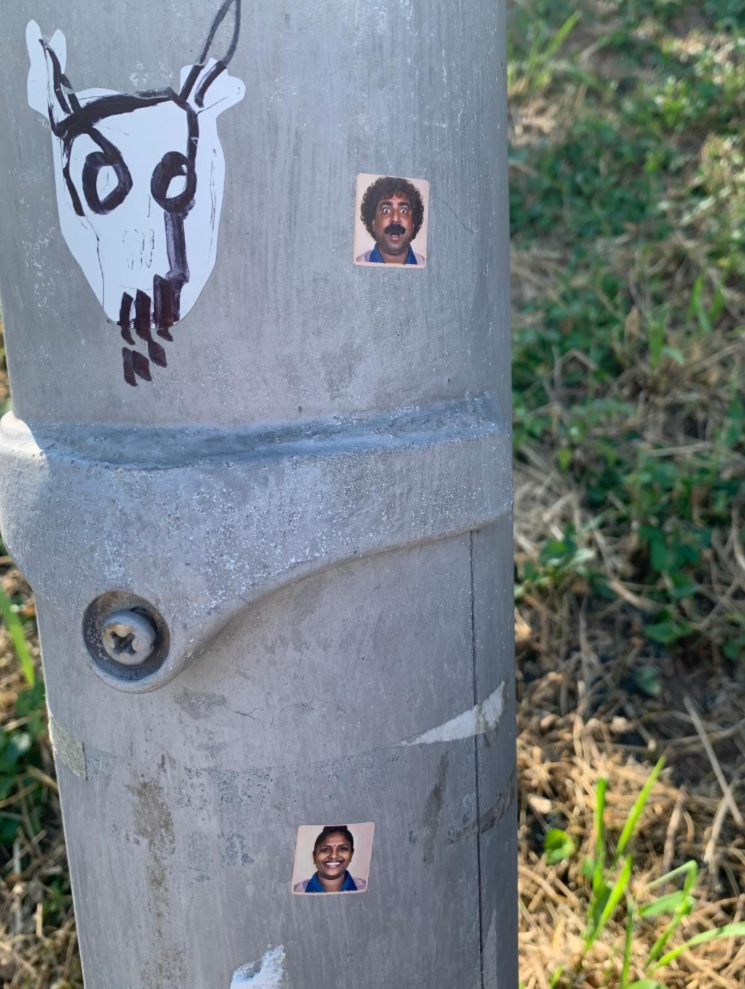 近期全港多處頻出現「印度人樣貼紙」,多名網民發現各區無論是街頭燈柱路燈、行人路地面、大廈升降機內、商店玻璃門,共享單車都能見到其蹤影。(Threads)