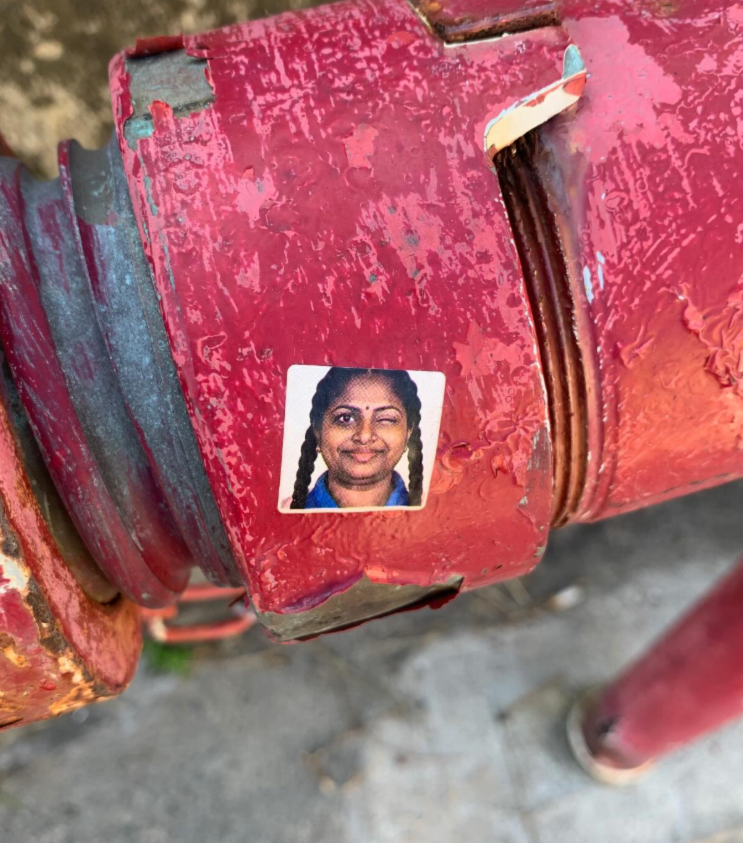 近期全港多處頻出現「印度人樣貼紙」,多名網民發現各區無論是街頭燈柱路燈、行人路地面、大廈升降機內、商店玻璃門,共享單車都能見到其蹤影。(Threads)