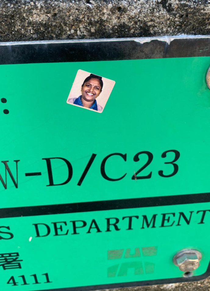 近期全港多處頻出現「印度人樣貼紙」,多名網民發現各區無論是街頭燈柱路燈、行人路地面、大廈升降機內、商店玻璃門,共享單車都能見到其蹤影。(Threads)