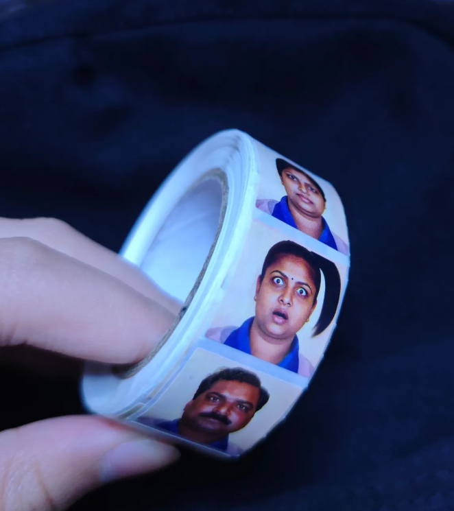 近期全港多處頻出現「印度人樣貼紙」,有人發現原來該批貼紙在內地某網購平台上僅需2.73元人民幣就能購得1000張。(Threads)