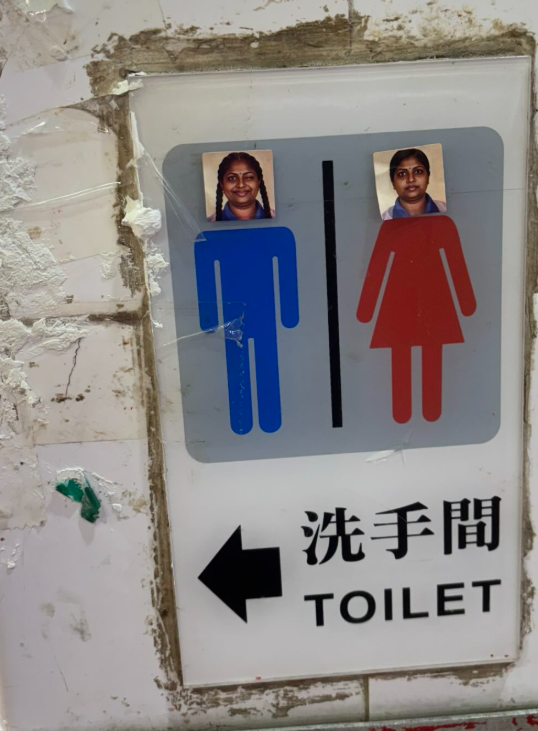 近期全港多處頻出現「印度人樣貼紙」,多名網民發現各區無論是街頭燈柱路燈、行人路地面、大廈升降機內、商店玻璃門,共享單車都能見到其蹤影。(Threads)