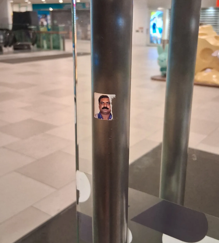 近期全港多處頻出現「印度人樣貼紙」,多名網民發現各區無論是街頭燈柱路燈、行人路地面、大廈升降機內、商店玻璃門,共享單車都能見到其蹤影。(Threads)