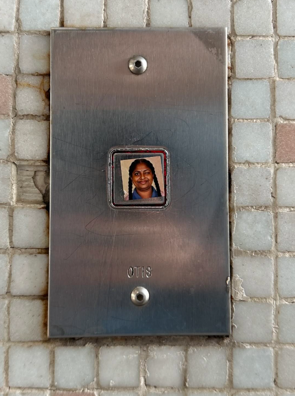 近期全港多處頻出現「印度人樣貼紙」,多名網民發現各區無論是街頭燈柱路燈、行人路地面、大廈升降機內、商店玻璃門,共享單車都能見到其蹤影。(Threads)