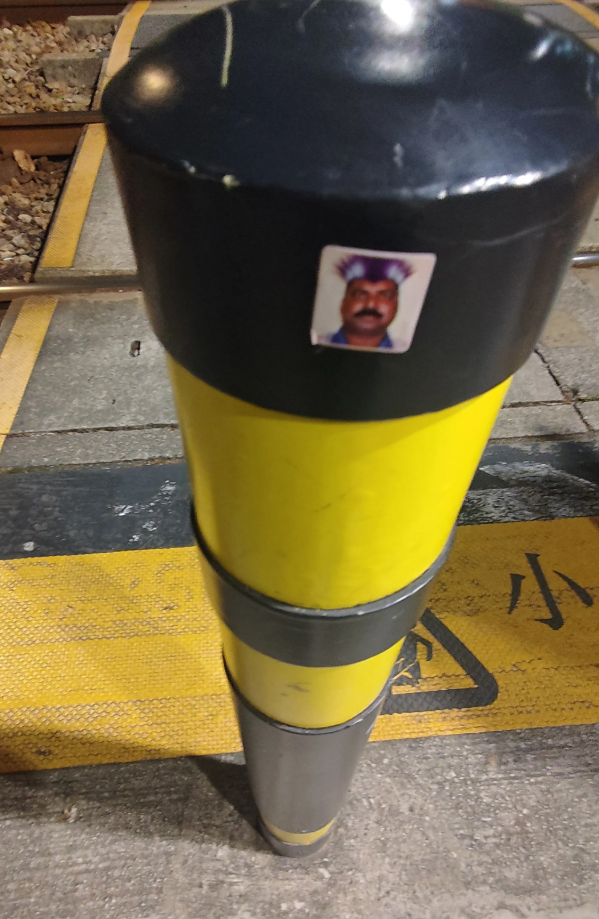 近期全港多處頻出現「印度人樣貼紙」,多名網民發現各區無論是街頭燈柱路燈、行人路地面、大廈升降機內、商店玻璃門,共享單車都能見到其蹤影。(Threads)