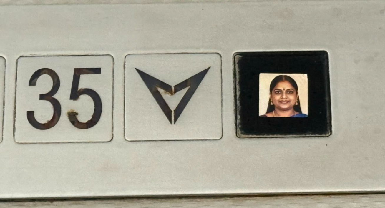 近期全港多處頻出現「印度人樣貼紙」,多名網民發現各區無論是街頭燈柱路燈、行人路地面、大廈升降機內、商店玻璃門,共享單車都能見到其蹤影。(Threads)