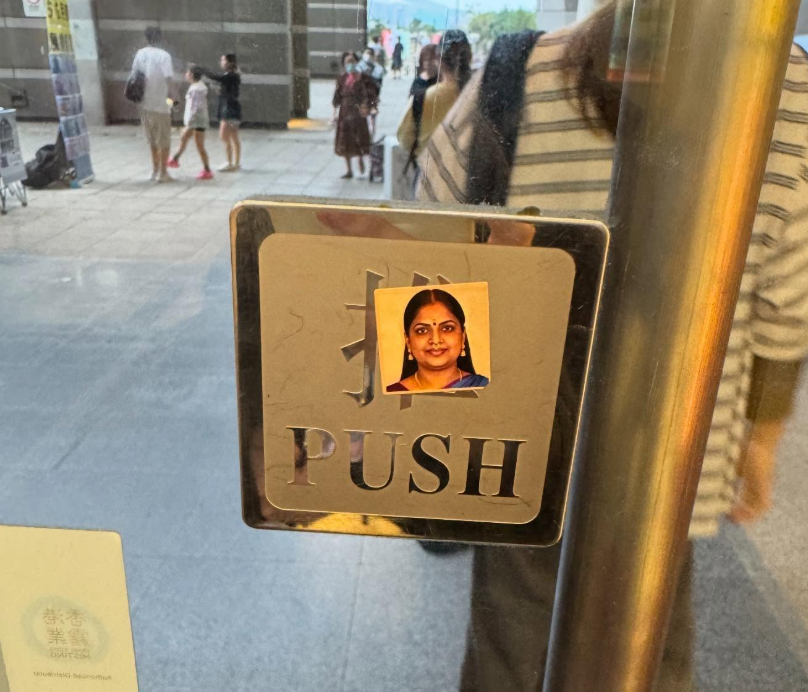 近期全港多處頻出現「印度人樣貼紙」,多名網民發現各區無論是街頭燈柱路燈、行人路地面、大廈升降機內、商店玻璃門,共享單車都能見到其蹤影。(Threads)