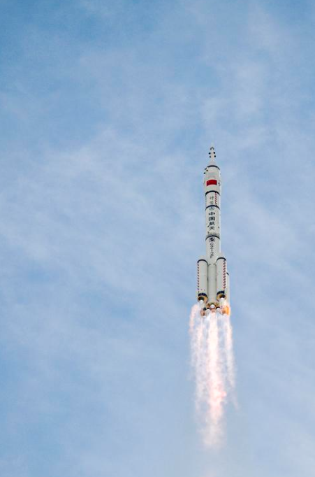 搭載神舟二十二號飛船的長征二號F遙二十二運載火箭,在酒泉衛星發射中心點火發射。神舟二十二號飛船與長征火箭成功分離並進入預定軌道,發射任務取得圓滿成功。(新華社)