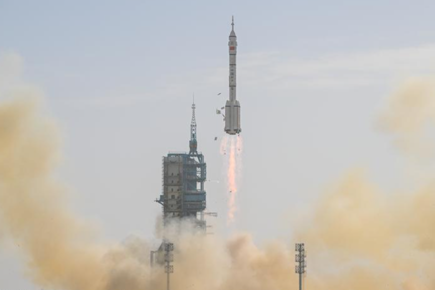 搭載神舟二十二號飛船的長征二號F遙二十二運載火箭,在酒泉衛星發射中心點火發射。神舟二十二號飛船與長征火箭成功分離並進入預定軌道,發射任務取得圓滿成功。(新華社)