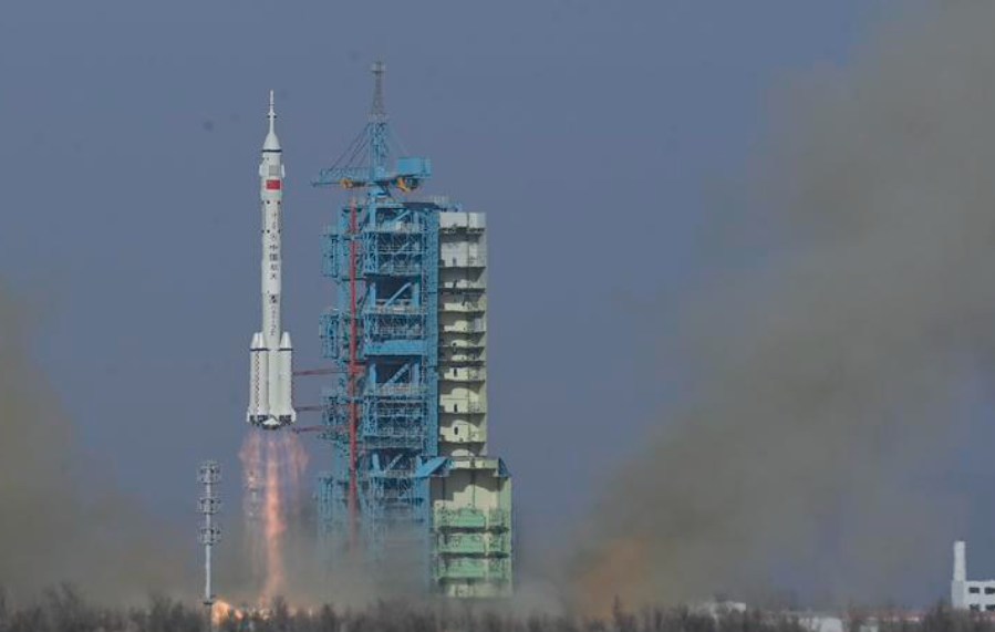 搭載神舟二十二號飛船的長征二號F遙二十二運載火箭,在酒泉衛星發射中心點火發射。神舟二十二號飛船與長征火箭成功分離並進入預定軌道,發射任務取得圓滿成功。(新華社)