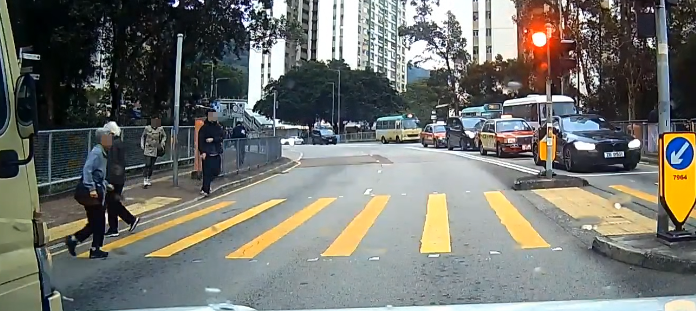 一名婆婆過馬路疑因綠燈正在「閃燈」,情急下失平衡在路中心向前仆倒,連鞋也甩脫,附近一對男女見狀即上前協助扶起 (facebook群組「車cam L(香港群組)」)