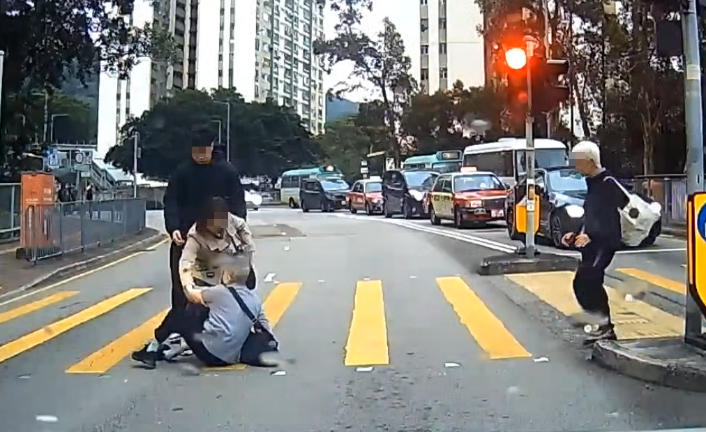 一名婆婆過馬路疑因綠燈正在「閃燈」,情急下失平衡在路中心向前仆倒,連鞋也甩脫,附近一對男女見狀即上前協助扶起 (facebook群組「車cam L(香港群組)」)