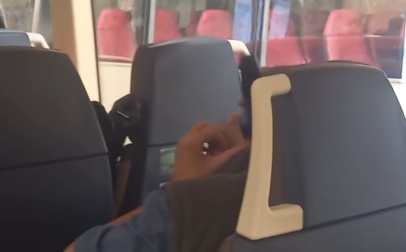 一名大叔乘搭九巴拿出一個電動剪髮器自行剃頭,後方乘客不滿拍片公審。(facebook群組「香港突發事故報料區及討論區」)