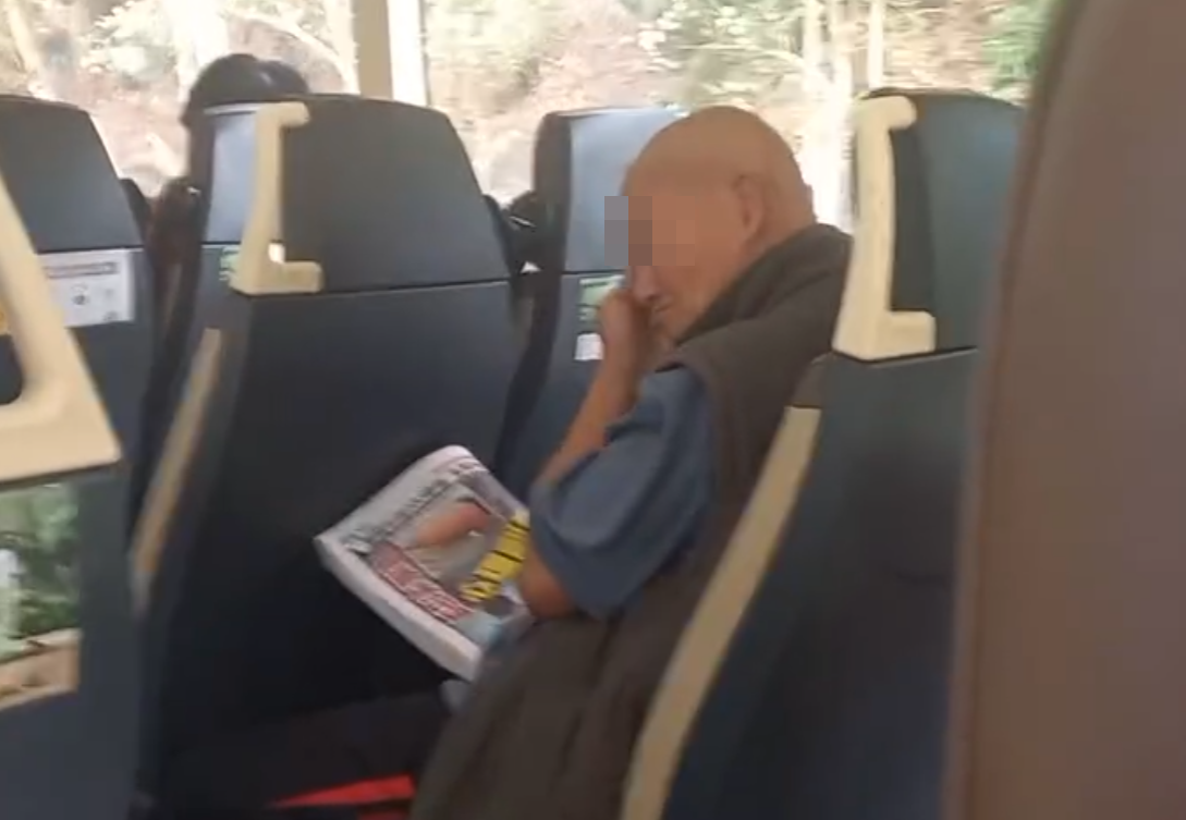 一名大叔乘搭九巴拿出一個電動剪髮器自行剃頭,後方乘客不滿拍片公審。(facebook群組「香港突發事故報料區及討論區」)