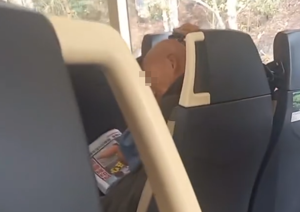 一名大叔乘搭九巴拿出一個電動剪髮器自行剃頭,後方乘客不滿拍片公審。(facebook群組「香港突發事故報料區及討論區」)