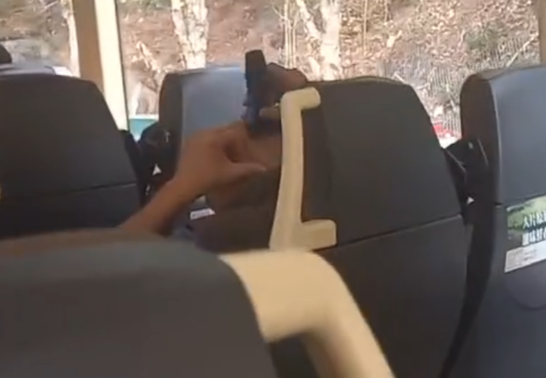一名大叔乘搭九巴拿出一個電動剪髮器自行剃頭,後方乘客不滿拍片公審。(facebook群組「香港突發事故報料區及討論區」)