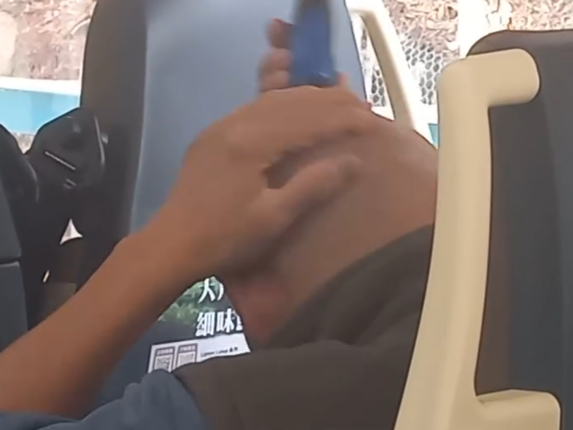 一名大叔乘搭九巴拿出一個電動剪髮器自行剃頭,後方乘客不滿拍片公審。(facebook群組「香港突發事故報料區及討論區」)