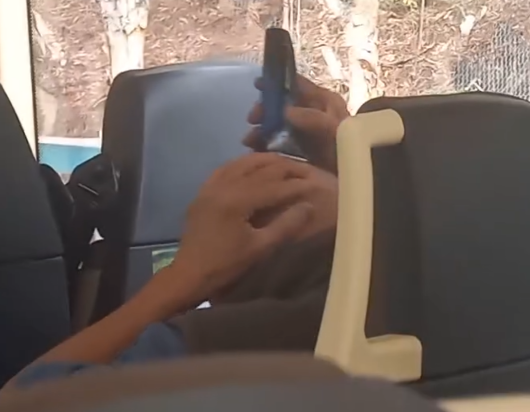 一名大叔乘搭九巴拿出一個電動剪髮器自行剃頭,後方乘客不滿拍片公審。(facebook群組「香港突發事故報料區及討論區」)