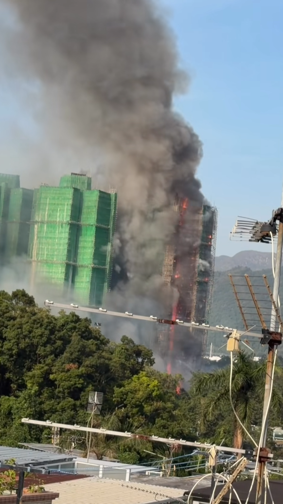 大埔宏福苑宏昌閣外牆棚架起火,消防將火警升為三級。(大埔 TAI PO )