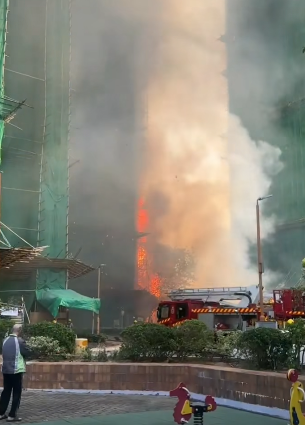 大埔宏福苑宏昌閣外牆棚架起火,消防將火警升為三級。(新界地區生活連線)