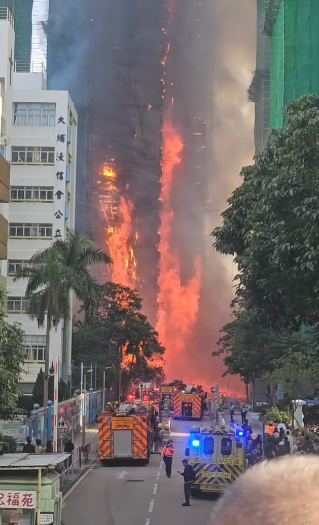 大埔宏福苑宏昌閣外牆棚架起火,消防將火警升為三級。(車cam L(香港群組))