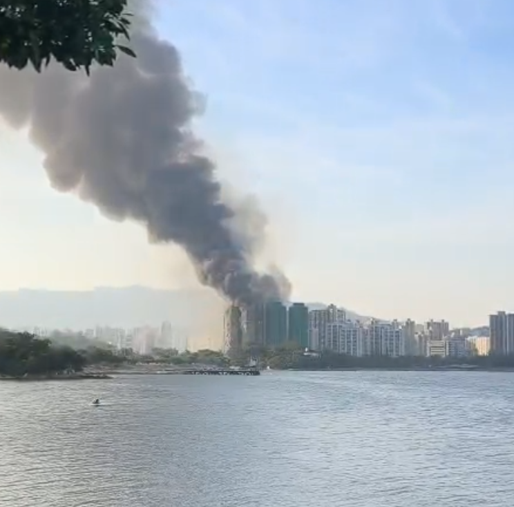 大埔宏福苑宏昌閣外牆棚架起火,消防將火警升為三級。 (網上圖片)