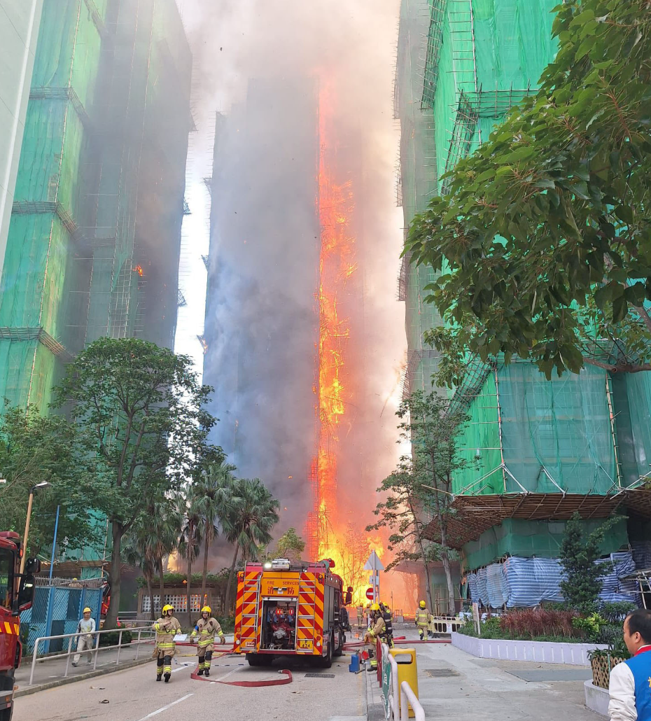 大埔宏福苑宏昌閣外牆棚架起火,消防將火警升為三級。 (網上圖片)