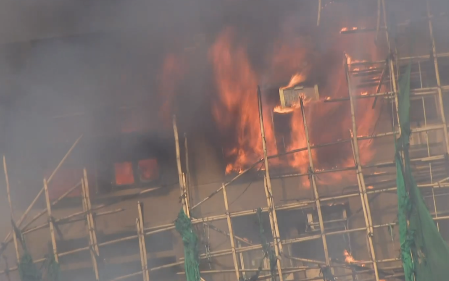 大埔宏福苑宏昌閣外牆棚架起火,消防將火警升為三級。 (電視畫面)