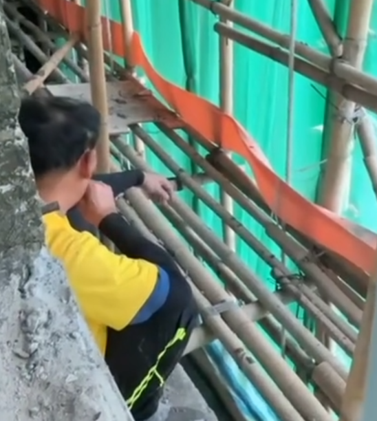 大埔宏福苑五級火,當局目前暫時未確認火警起因,但網上流傳居民群組反映,曾見到棚架上的工人吸煙。(影片截圖)