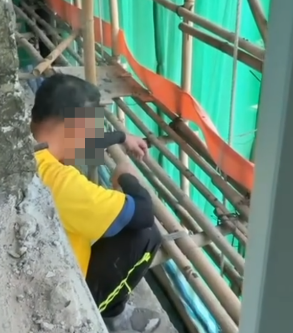 大埔宏福苑五級火,當局目前暫時未確認火警起因,但網上流傳居民群組反映,曾見到棚架上的工人吸煙。(影片截圖)