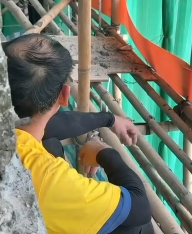 大埔宏福苑五級火,當局目前暫時未確認火警起因,但網上流傳居民群組反映,曾見到棚架上的工人吸煙。(影片截圖)