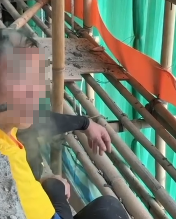 大埔宏福苑五級火,當局目前暫時未確認火警起因,但網上流傳居民群組反映,曾見到棚架上的工人吸煙。(影片截圖)