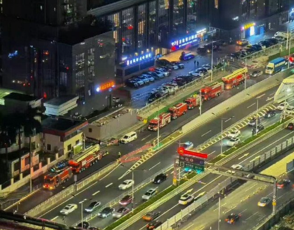 深圳消防部門表示,深圳消防在蓮塘口岸拉動集結,是例行的拉動測試,目前深圳消防未前往香港支援。 (網上圖片)