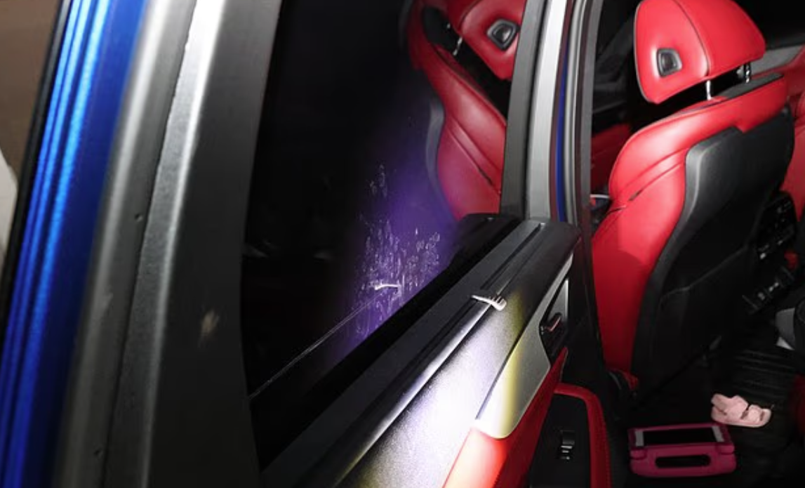 車窗內側留有帕克絕望掙扎的小手印。(互聯網)