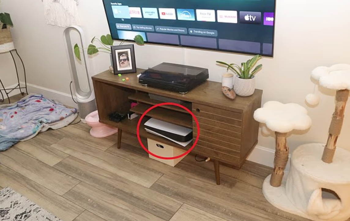 女兒熱死前,斯科爾茨在屋內玩PS5。(互聯網)