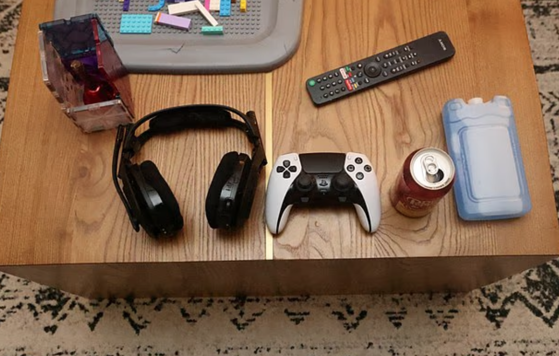 女兒熱死前,斯科爾茨在屋內玩PS5。(互聯網)