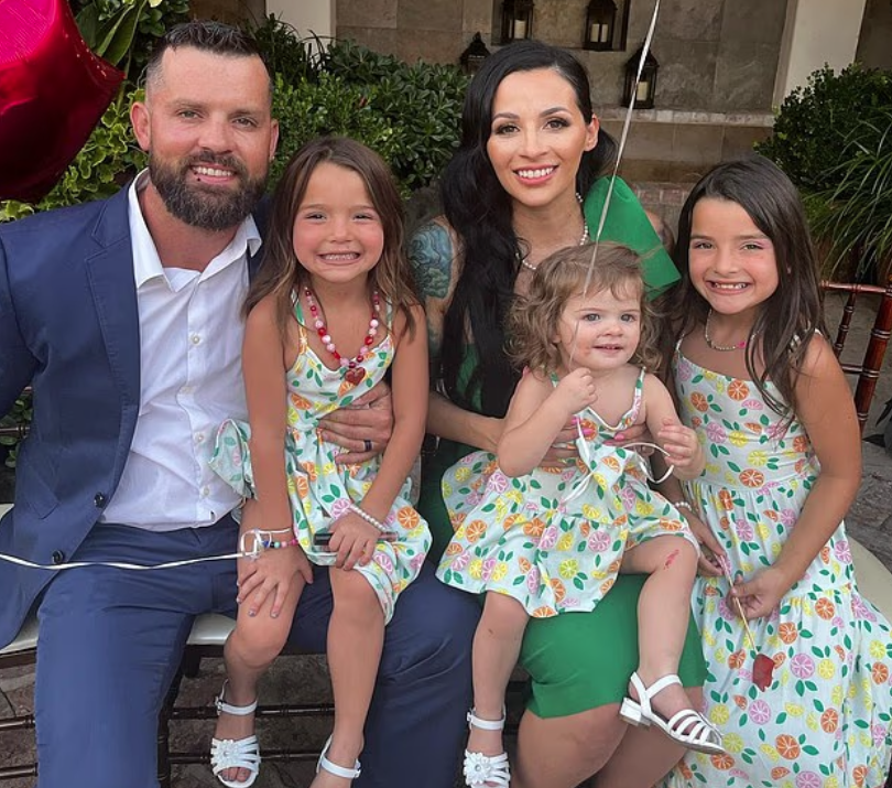 斯科爾茨與妻女合照。(互聯網)