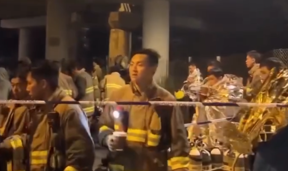 大埔宏福苑五級火自周三開始焚燒,至昨晚消防出動了11條滅火喉、26隊搜救隊,304架次救援車輛和1200多名消防員,全港幾乎所有區消防車均要出動支援。 (影片截圖)