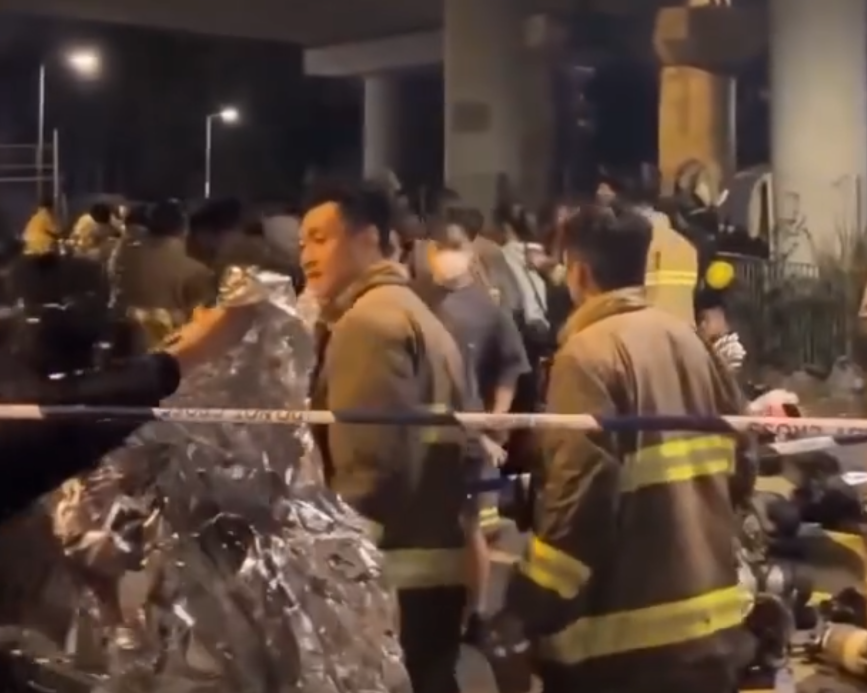 大埔宏福苑五級火自周三開始焚燒,至昨晚消防出動了11條滅火喉、26隊搜救隊,304架次救援車輛和1200多名消防員,全港幾乎所有區消防車均要出動支援。 (影片截圖)