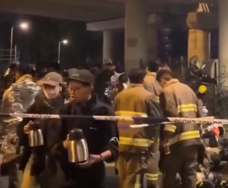 大埔宏福苑五級火自周三開始焚燒,至昨晚消防出動了11條滅火喉、26隊搜救隊,304架次救援車輛和1200多名消防員,全港幾乎所有區消防車均要出動支援。 (影片截圖)