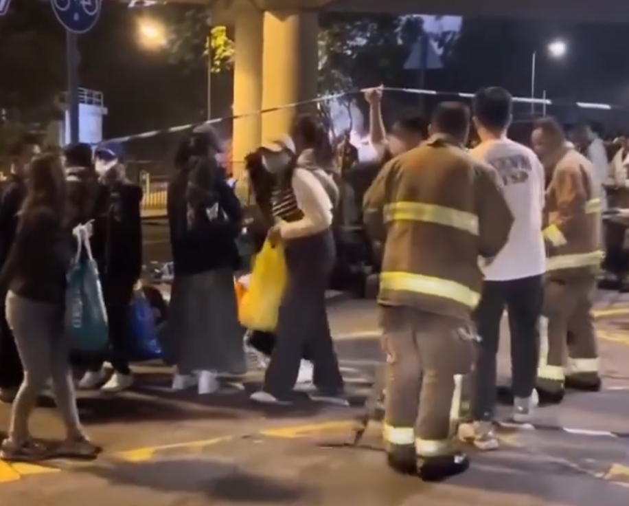 大埔宏福苑五級火自周三開始焚燒,至昨晚消防出動了11條滅火喉、26隊搜救隊,304架次救援車輛和1200多名消防員,全港幾乎所有區消防車均要出動支援。 (影片截圖)