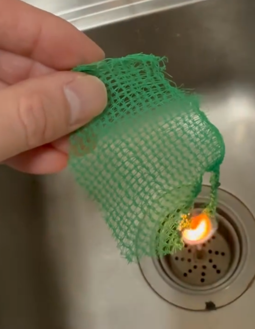 社交平台有網民聲稱曾以打火機測試穗禾苑外牆棚架保護網,發現保護網在火燒後,火勢應棚網蔓延。(影片截圖)