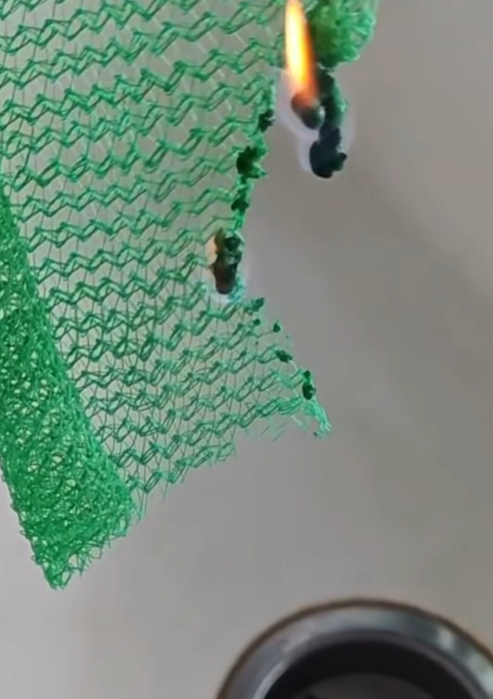 社交平台有網民聲稱曾以打火機測試穗禾苑外牆棚架保護網,發現保護網在火燒後,火勢應棚網蔓延。(影片截圖)