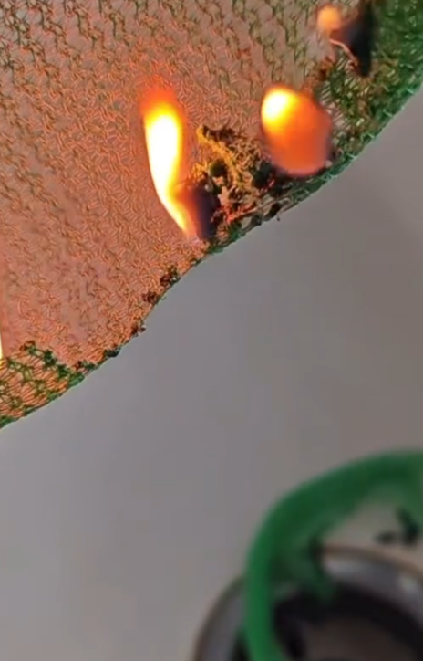 社交平台有網民聲稱曾以打火機測試穗禾苑外牆棚架保護網,發現保護網在火燒後,火勢應棚網蔓延。(影片截圖)